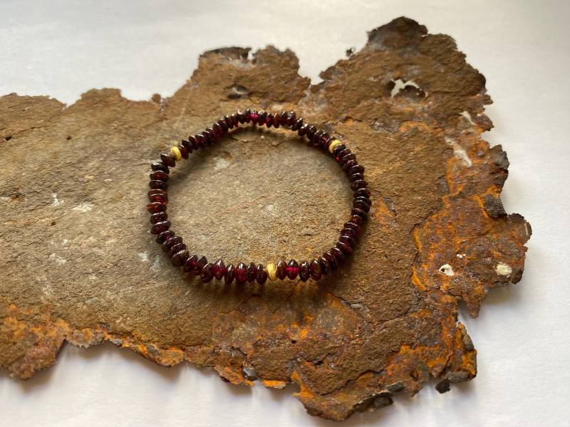Granat Armband Mit Goldelementen Aus Vergoldetem 925Er Silber von PerlenAteliers