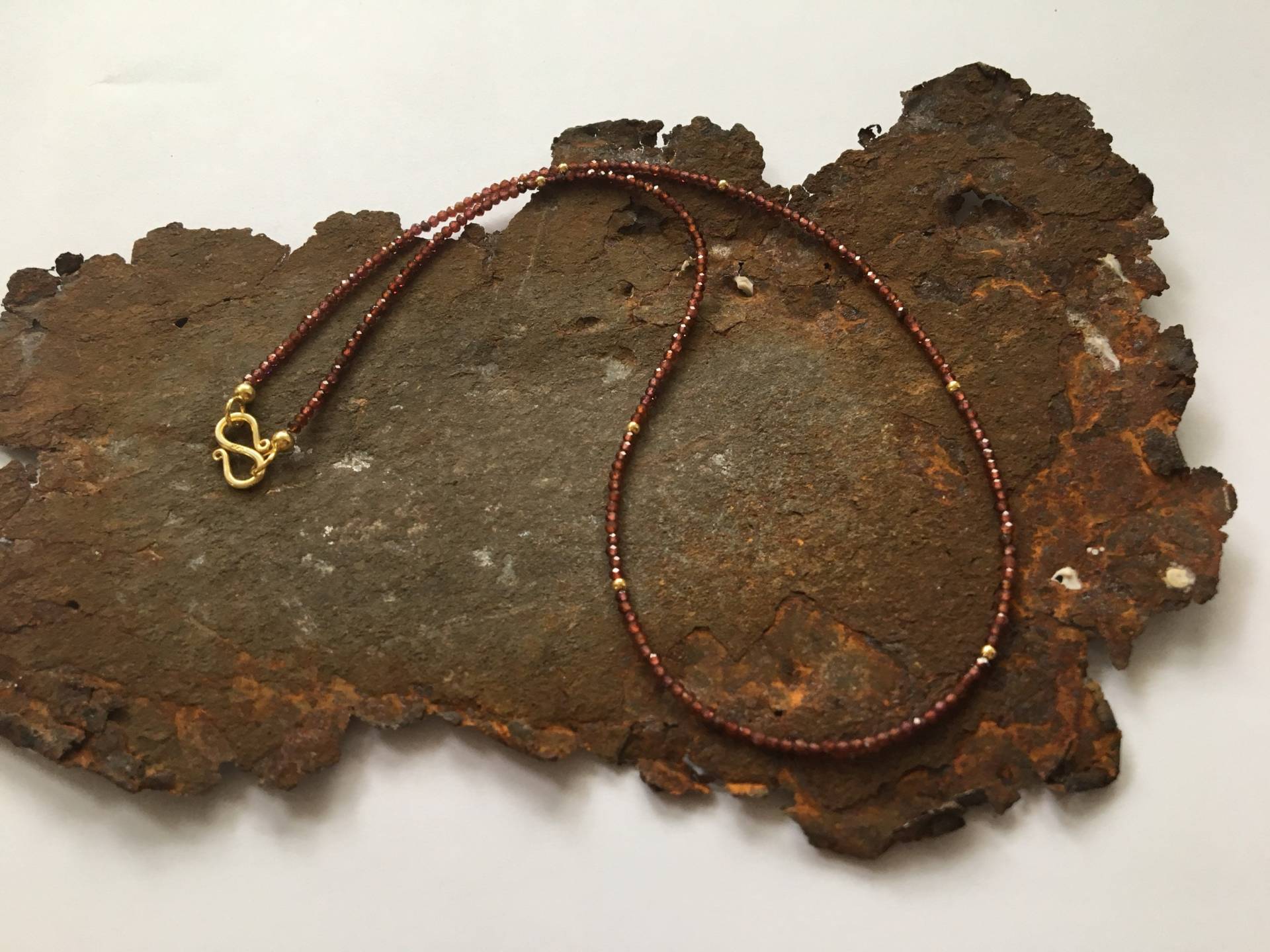 Granat Kette Mit Goldelementen Aus Vergoldetem 925Er Silber von PerlenAteliers