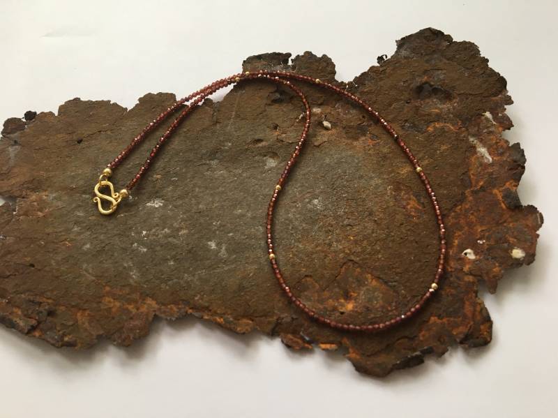 Granat Kette Mit Goldelementen Aus Vergoldetem 925Er Silber von PerlenAteliers