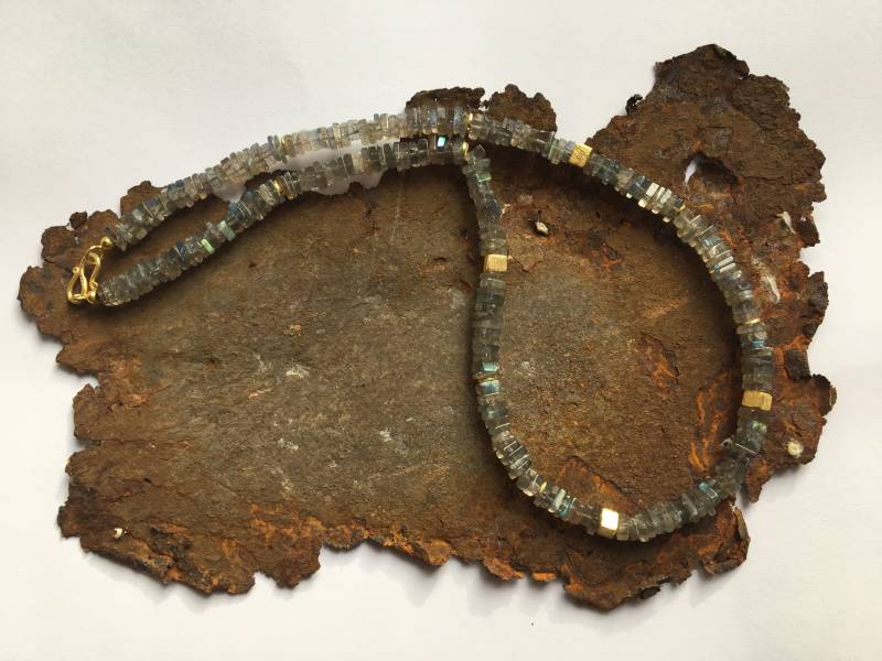 Labradorit Kette Mit Goldelementen von PerlenAteliers