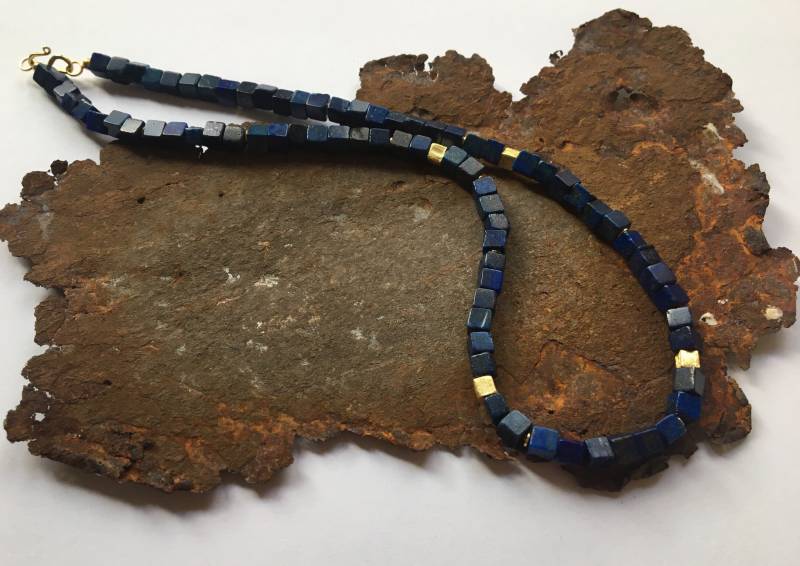 Lapislazuli Kette Mit Goldelementen Aus Vergoldetem 925Er Silber von PerlenAteliers