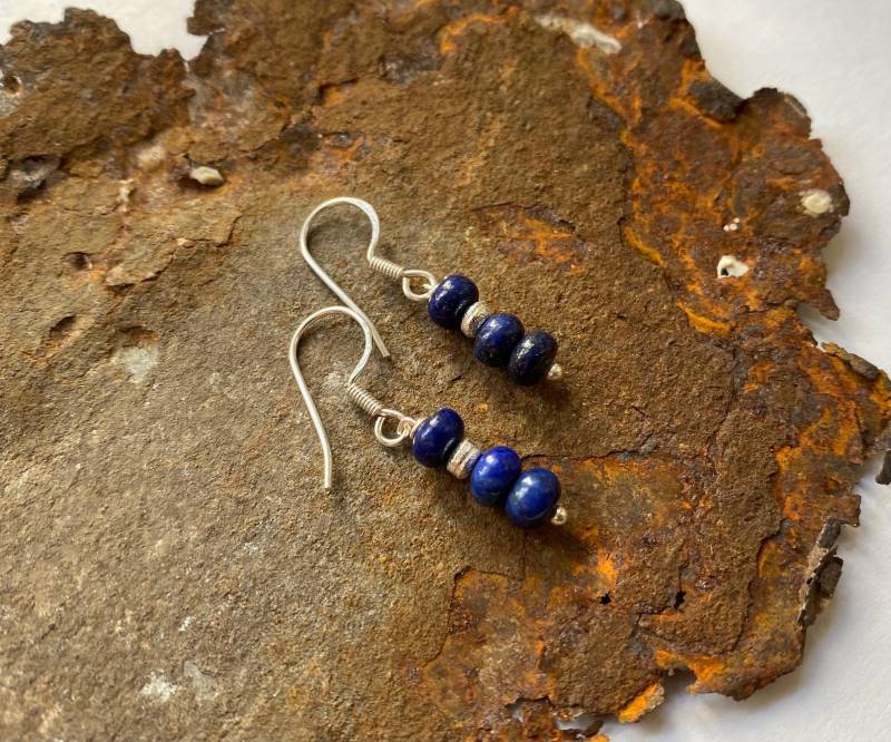 Lapislazuli Ohrringe Mit 925Er Silberelementen Lapislazuli Ohrringe Mit 925Er Silberelementen von PerlenAteliers