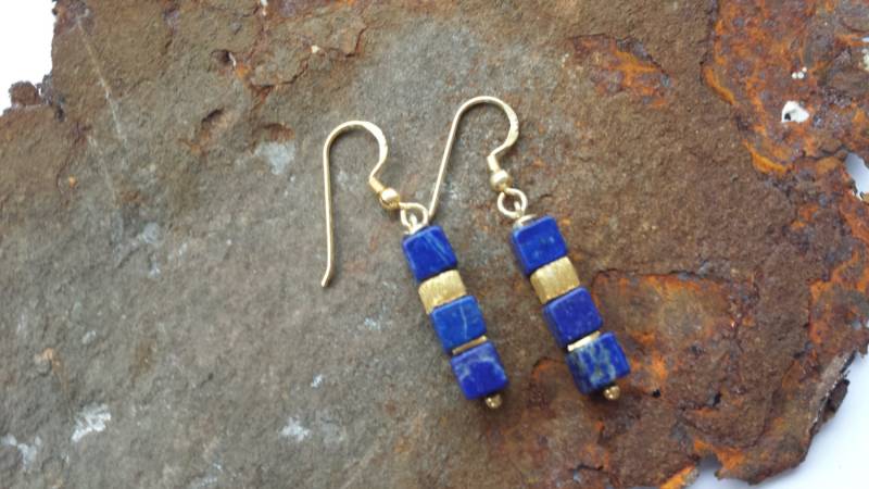 Lapislazuli Würfel Ohrringe Mit Goldelementen Aus Vergoldetem 925Er Silber Lapislazuli Würfel Ohrringe Mit Goldelementen Aus Vergoldetem 925Er Silber von PerlenAteliers