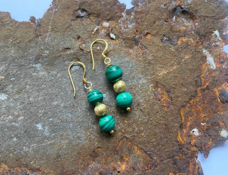 Malachit Ohrringe Mit Goldelementen von PerlenAteliers