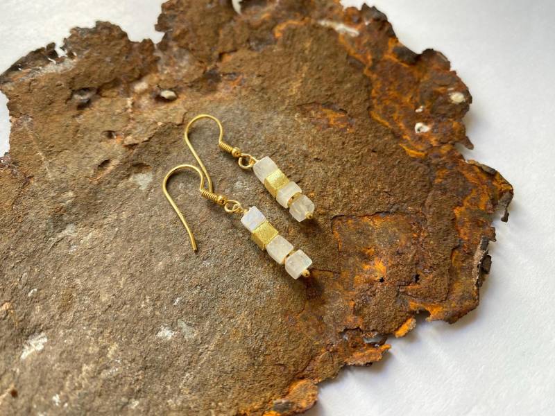 Mondstein Würfel Edelsteinohrringe Mit Goldelementen Aus Vergoldetem 925Er Silber von PerlenAteliers