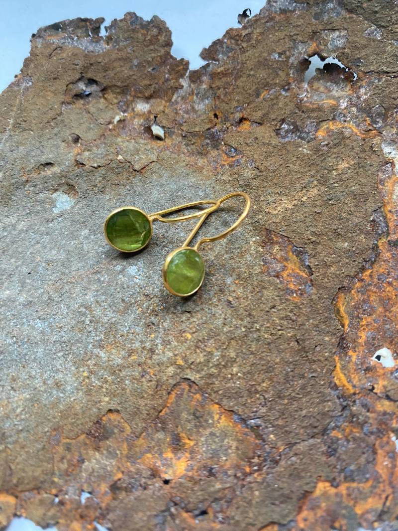 Peridot Edelsteinohrringe Mit Goldelementen Aus Vergoldetem 925Er Silber von PerlenAteliers