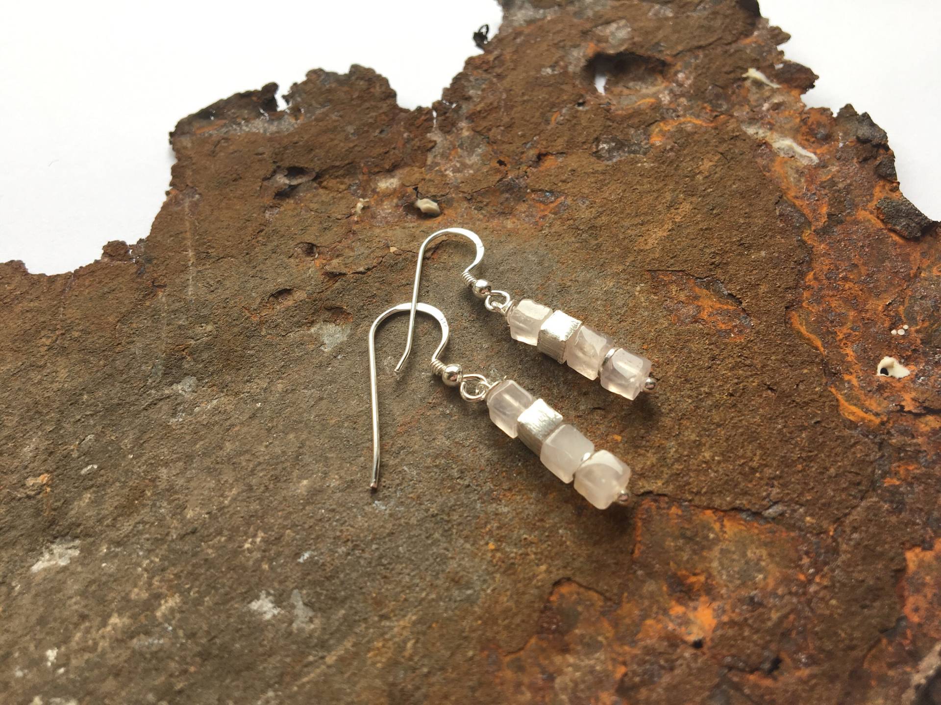 Rosenquarz Würfel Ohrringe Mit 925Er Silber Rosenquarz Würfel Ohrringe Mit 925Er Silber von PerlenAteliers
