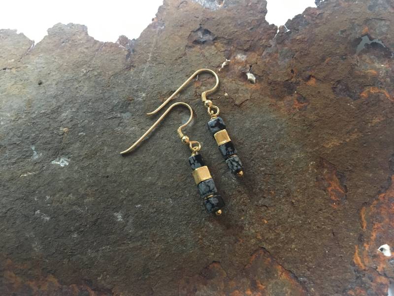 Schneeflockenobsidian Ohrringe Mit Goldelementen von PerlenAteliers