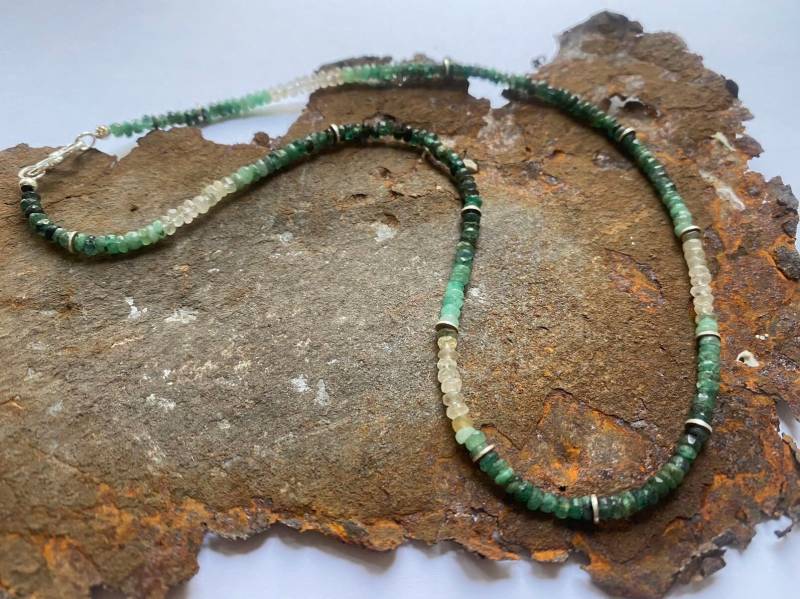 Smaragd Kette Mit Farbverlauf Silberelementen Aus 925Er Silber von PerlenAteliers