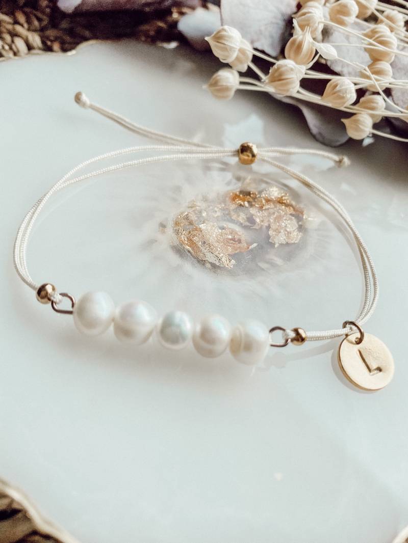 Personalisiertes Armband Mit Süßwasserperlen - Personalisiertes Initialarmband Geschenk Makrameearmband von PerlenFactory