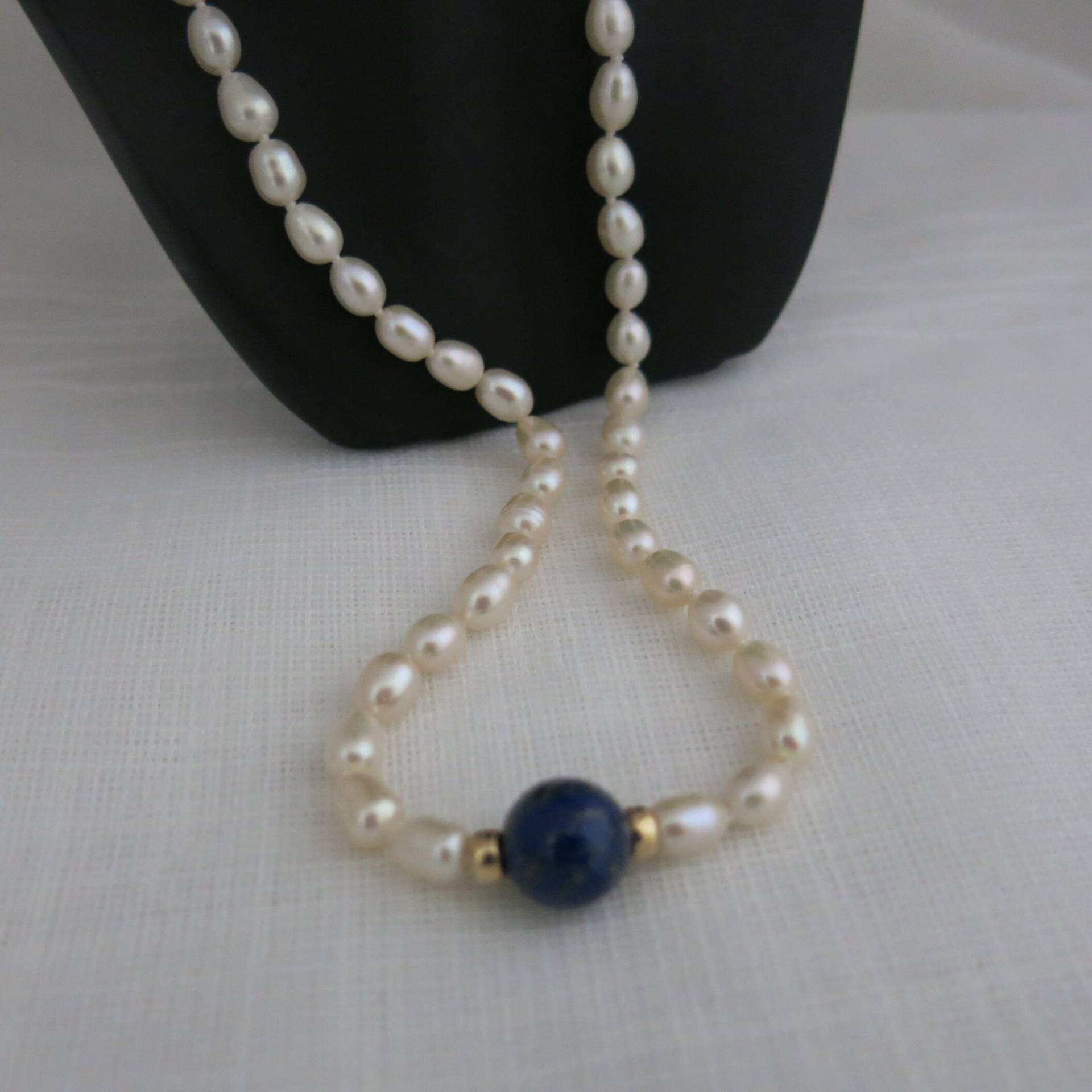 Kette Collier Perlenkette Echte Perlen Süßwasserperlen Weiß Mit Lapislazuli Stein 50cm Magnetverschluss Vergoldet Kette Collier Perlenkette Echte Perlen Süßwasserperlen Weiß Mit Lapislazuli Stein 50cm Magnetverschluss Vergoldet von PerlenForYou