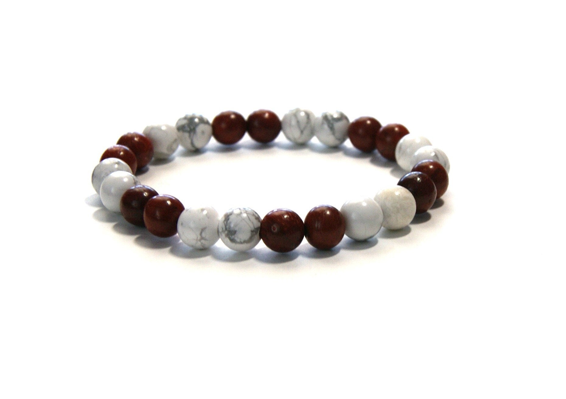 Holzperlen Armband Elastisch Howlith Rotholzperlen Unisex von PerlenGabriele