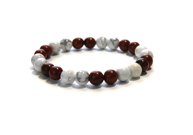 Holzperlen Armband Elastisch Howlith Rotholzperlen Unisex von PerlenGabriele