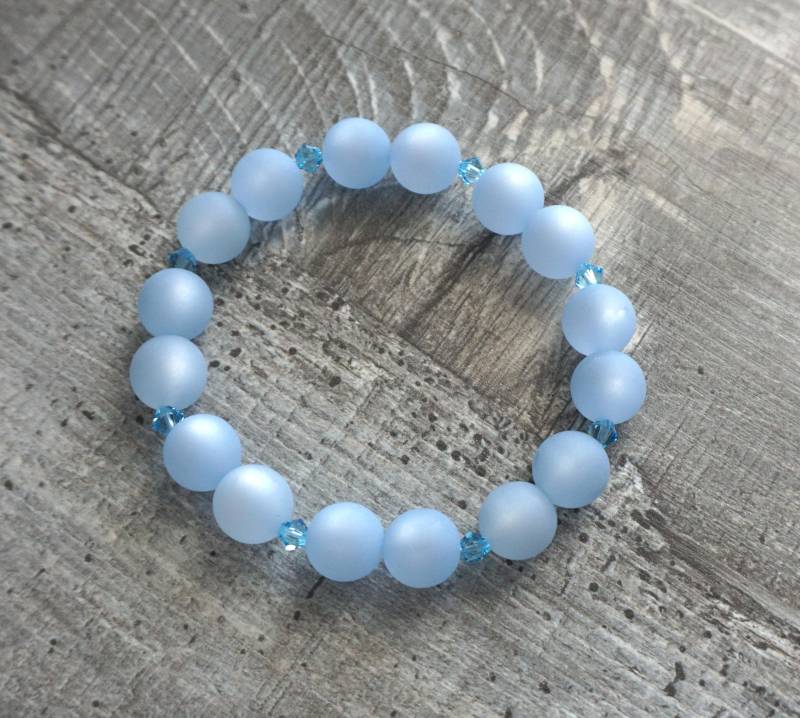 Polaris Perlen Armband Flexibel Dehnbar Hellblau Matt Handmade Kristallperlen Perlenarmband von PerlenGabriele
