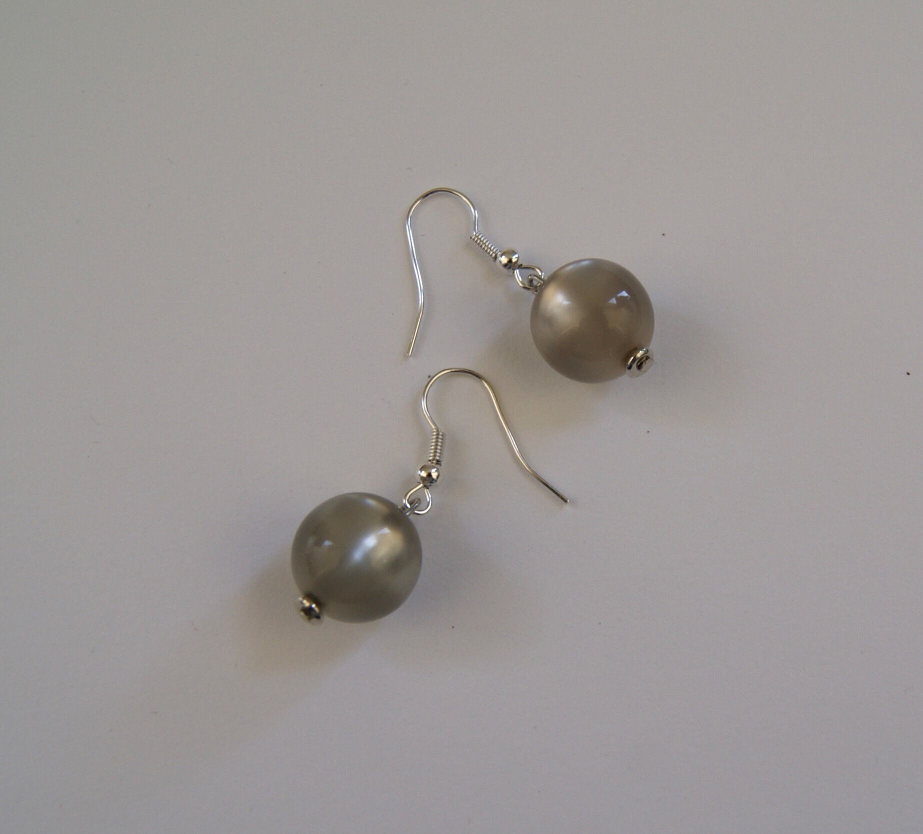 Polarisohhrringe Grau Polarisperlen Glänzend Blau Ohrschmuck Polarisohhrringe Grau Polarisperlen Glänzend Blau Ohrschmuck von PerlenGabriele