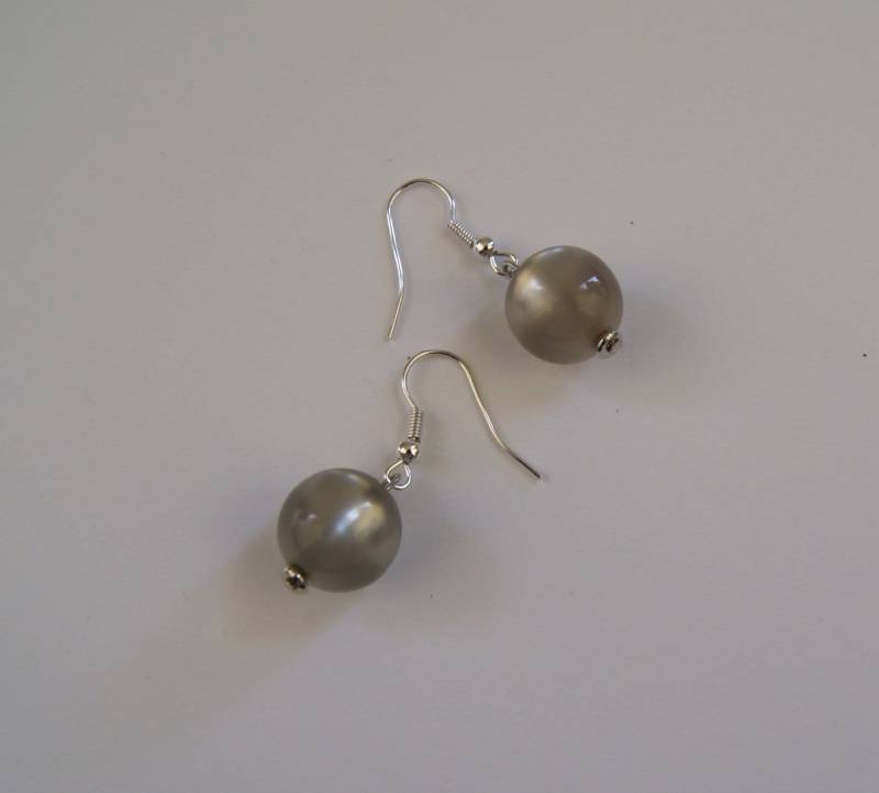 Polarisohhrringe Grau Polarisperlen Glänzend Blau Ohrschmuck von PerlenGabriele