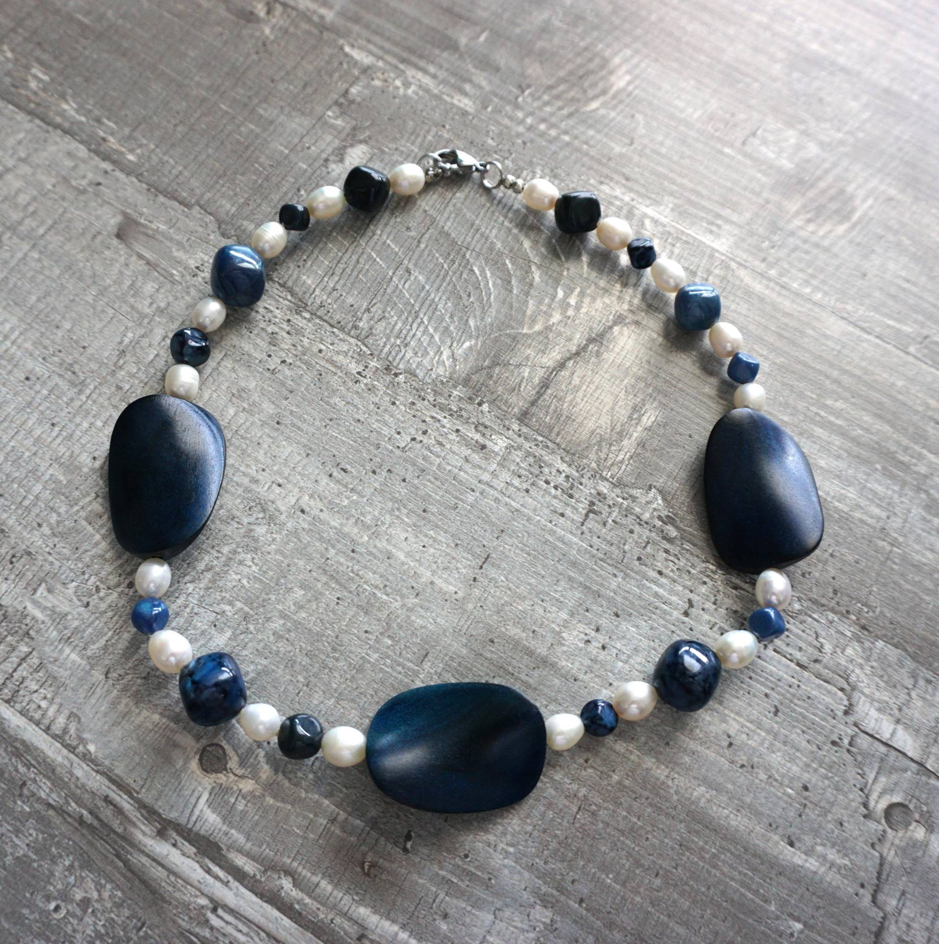 statment Kette Perlenkette Blau Weiß Zuchtperlen Holzperlen Glasperlen Halskette Handmade statment Kette Perlenkette Blau Weiß Zuchtperlen Holzperlen Glasperlen Halskette Handmade von PerlenGabriele