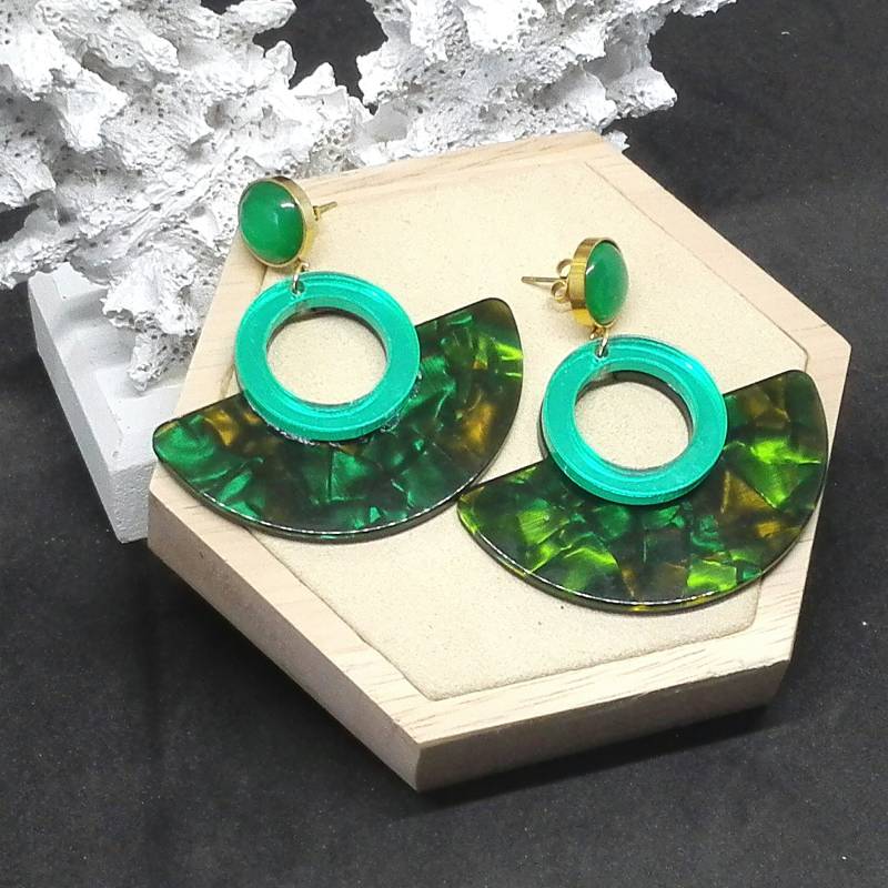 Grüne Acryl-statement-Ohrstecker von PerlenGitti