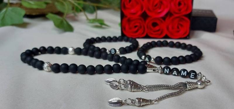 Geschenkset 2Er Set Perlenarmbänder+Tesbih; Schwarz-Matte Glasperlen Verpackt in Einer Geschenkbox Mit Rosen Aus Seife Inkl. Geschenktüte von PerlenarmbandDE