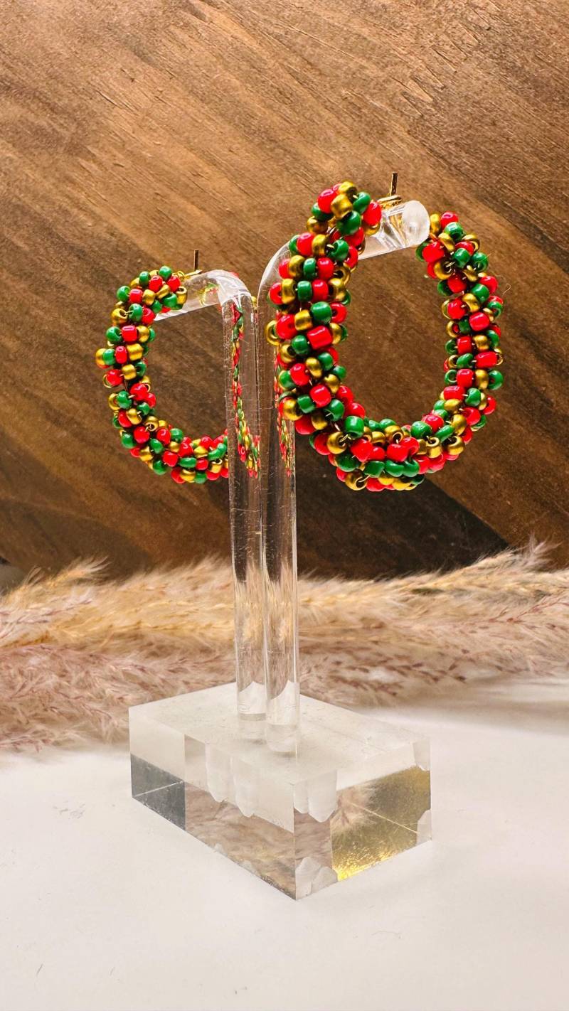 Perlenohrringe, Creolen Mit Perlen, Geschenkideen, Goldene Creolen, Perlenschmuck, Hangemacht, Bunte Statement Ohrringe von PerlenartigDE