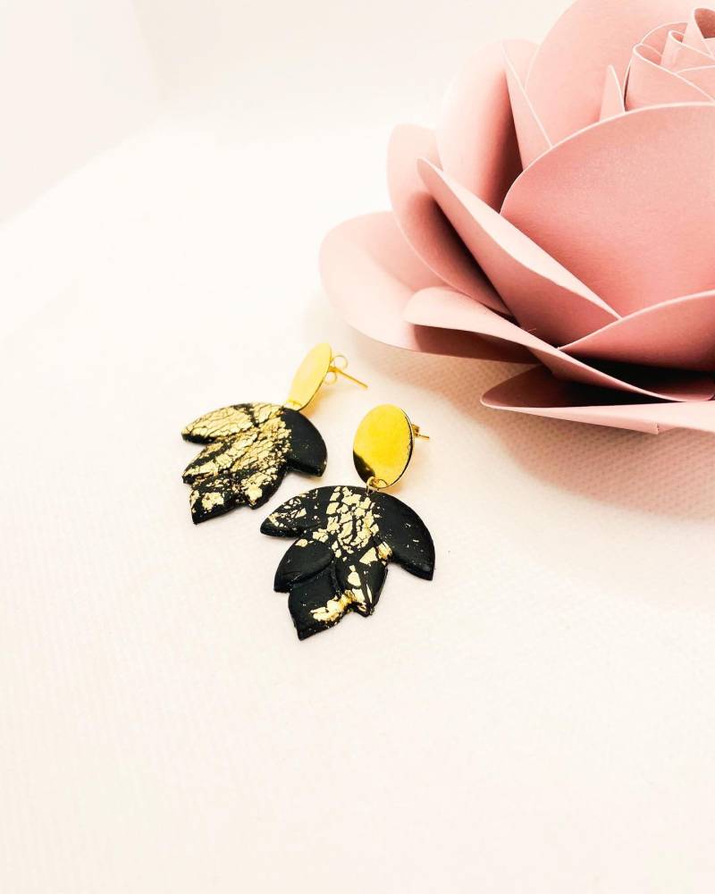 Polymer Clay Ohrstecker, Ohrstecker Schwarz, Schwarz Gold Ohrringe, Clay, Gold, Perlenartigde, Geschenkidee Polymer Clay Ohrstecker, Ohrstecker Schwarz, Schwarz Gold Ohrringe, Clay, Gold, Perlenartigde, Geschenkidee von PerlenartigDE