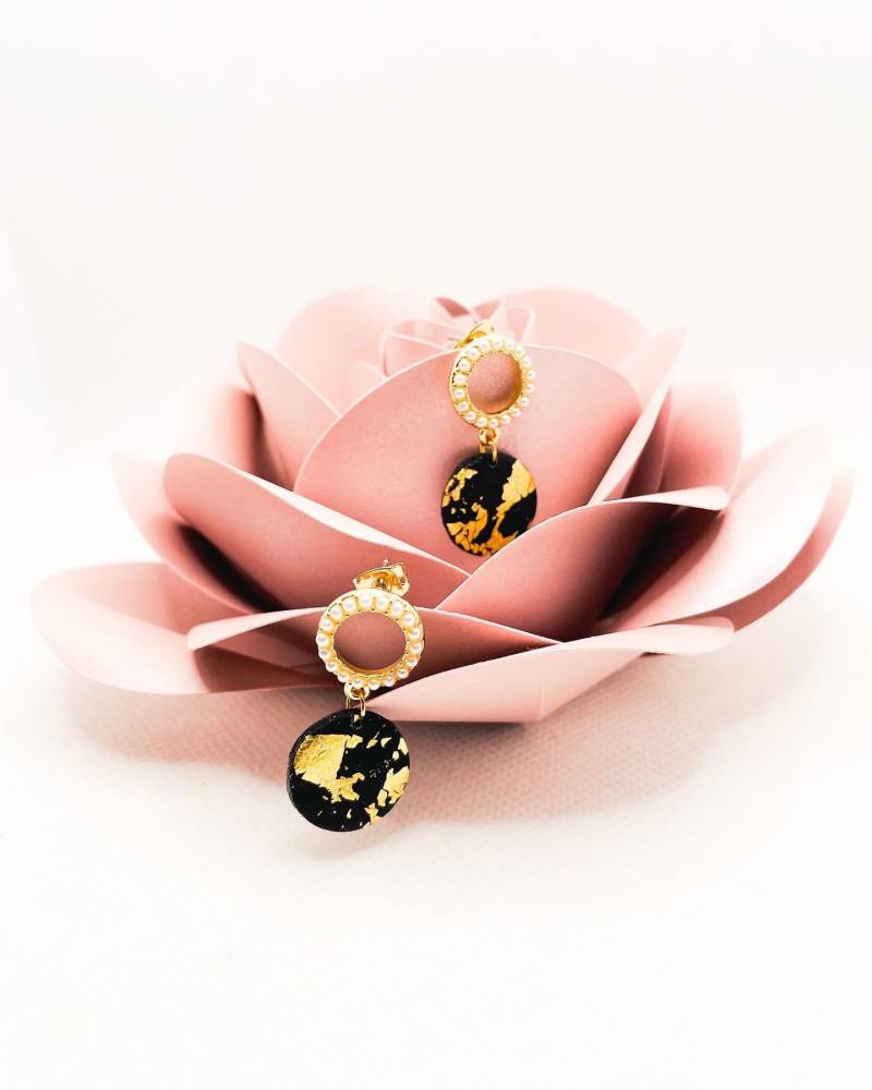 Polymerclay Ohrringe, Matt Schwarz, Blattgold, Perlenartigde, Geschenkidee, Ton Rund, Ohrstecker Gold, Mir Perlen von PerlenartigDE