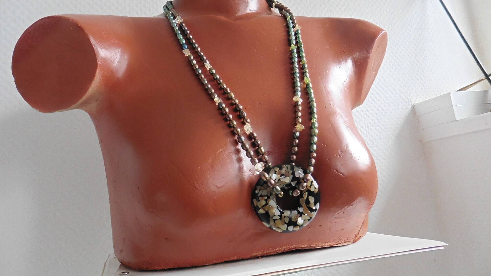 Perlenkette Braun-Grün Mit Perlmutt-Anhänger, Echte Süßwasser-Perlen, Statement-Kette Perlenkette Braun-Grün Mit Perlmutt-Anhänger, Echte Süßwasser-Perlen, Statement-Kette von Perlenfischzuege