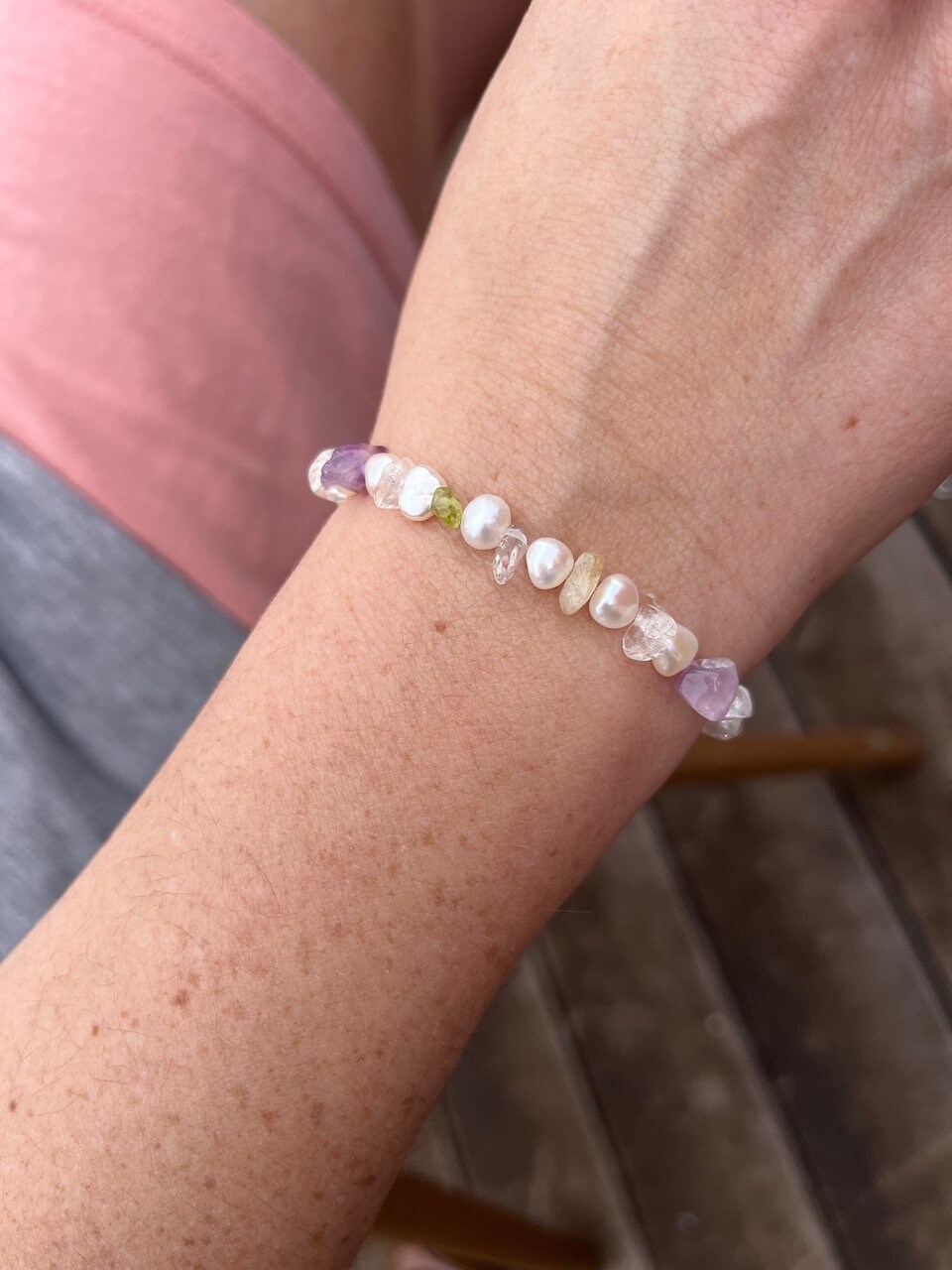 Buntes Elastik-Armband Echte Perlen Mit Halbedelsteinen Buntes Elastik-Armband Echte Perlen Mit Halbedelsteinen von Perlenfischzuege