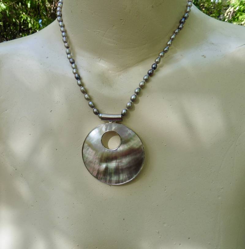 Perlmutt-Kettenanhänger An Grauer Perlenkette Sw von Perlenfischzuege