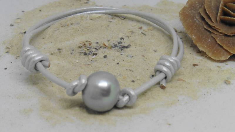 Leder-Armband Mit Sehr Großer Edison-Perle Im Surfer-style von Perlenfischzuege