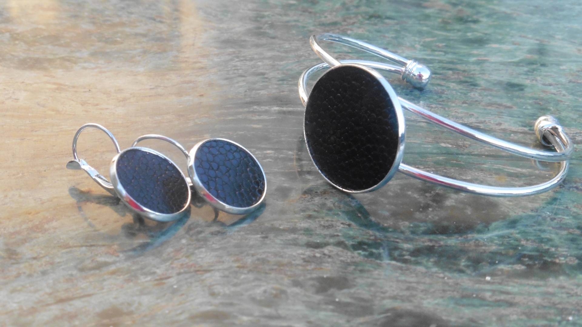 Leder-Ohrhänger Und -Armreif Aus Rochenleder, Aparter Lederschmuck Vom Stachelrochen, Stylisch Fischhaut Recycelt Leder-Ohrhänger Und -Armreif Aus Rochenleder, Aparter Lederschmuck Vom Stachelrochen, Stylisch Fischhaut Recycelt von Perlenfischzuege