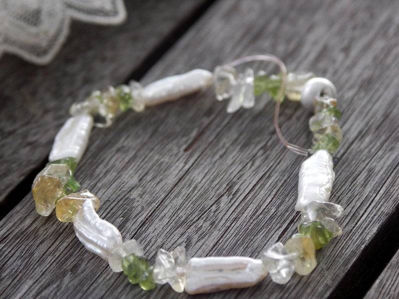 Perlenarmband Armband Perlen Junger Schmuck Echte Süsswasser Peridot Citrin Silber Boho Folklore Beach Elastik-Armband von Perlenfischzuege
