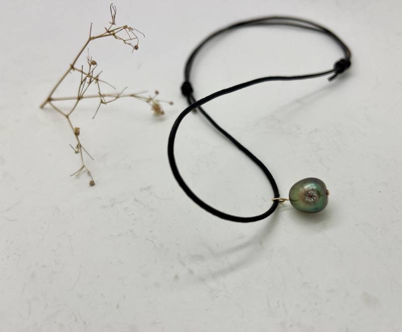 Silbergraue Tahiti-Perle Mit Glitzerndem Weißen Saphir, Sehr Glatte Haut, Leder-Halsband Schiebeknoten, Boho Style Für Frau Oder Mann von Perlenfischzuege