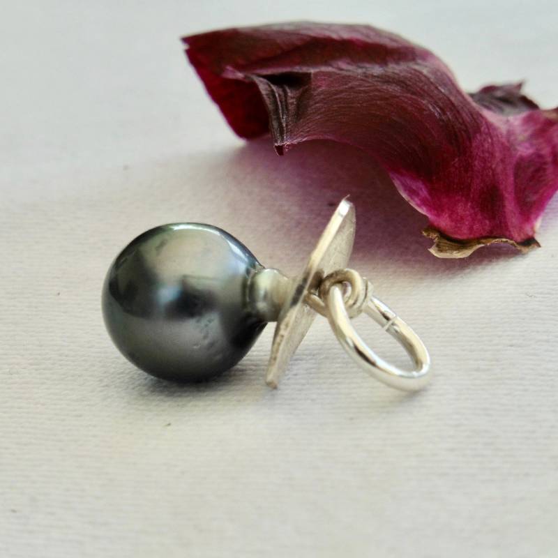Kettenanhänger Tahitiperle 9, 9 X 12 Mm, Tropfen in Anthrazit Naturfarbe Mit Silberdeckel, Authentisch Und Edel von Perlenfischzuege