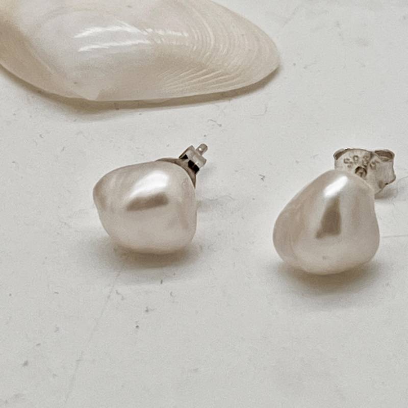 Weiße Keshiperlen-Ohrstecker Natürliche Form Silber von Perlenfischzuege