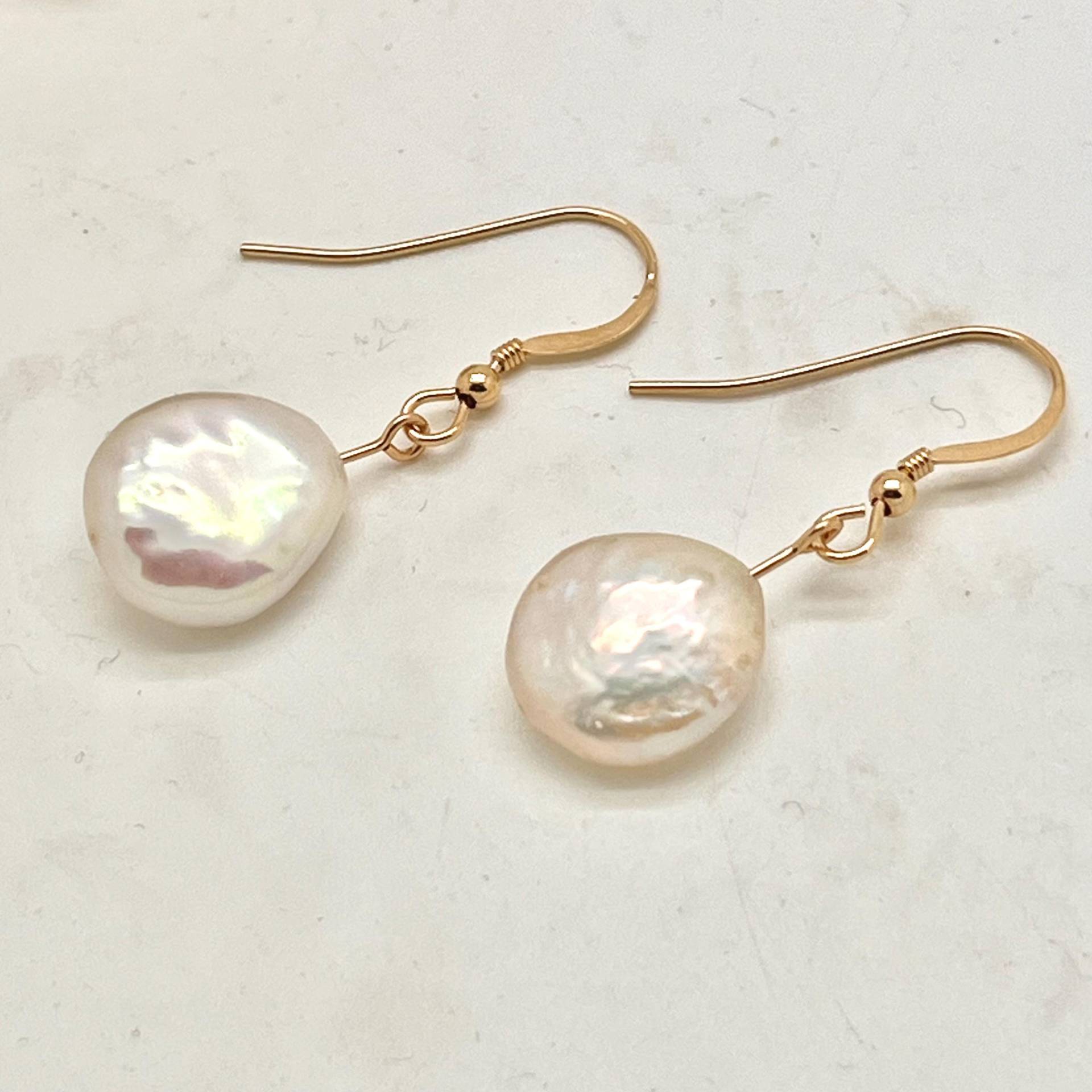 Weiße Perlenohrhänger Zierlich Goldfilled-Haken von Perlenfischzuege