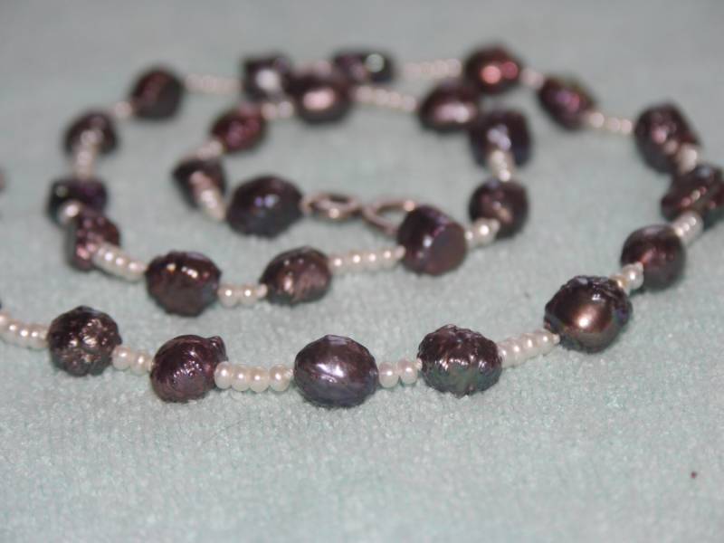 Zarte Perlenkette Aus Schwarze Rosenknospen-Perlen Und Weissen Saatperlen von Perlenfischzuege