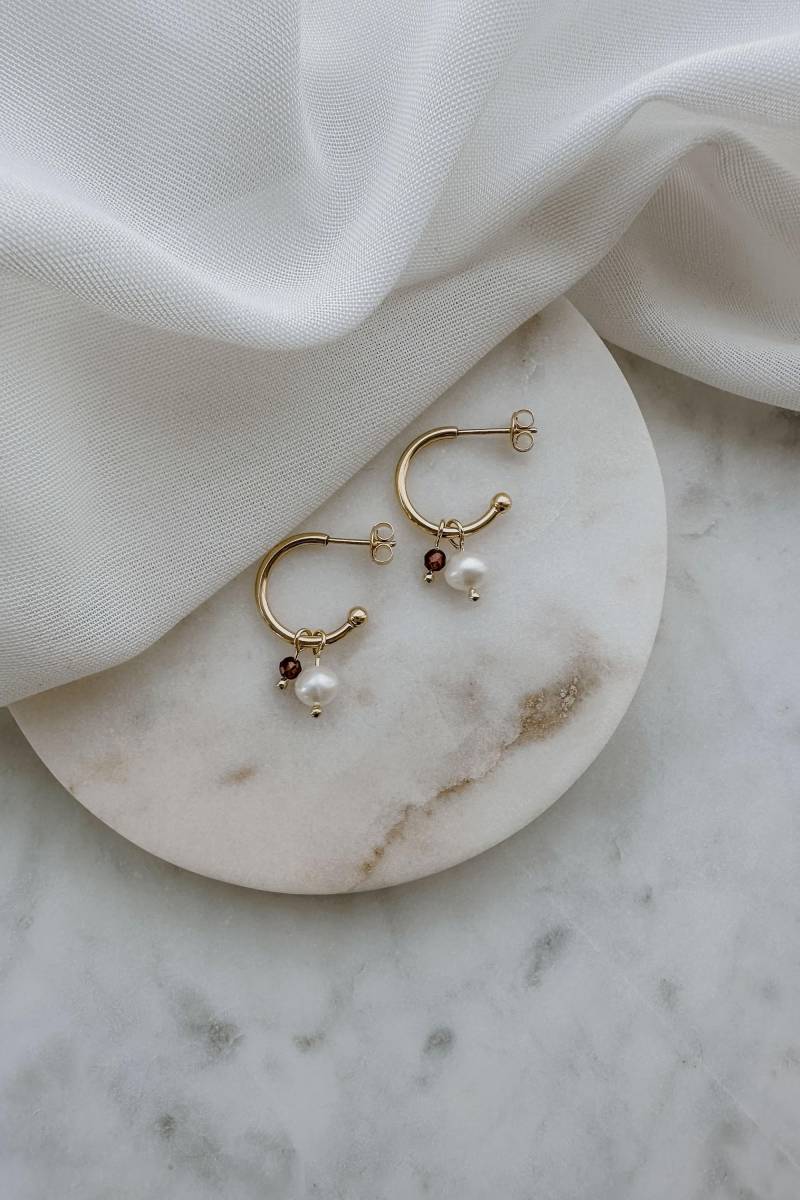 Creole Mit Süßwasserperle Und Edelstein, 14K Vergoldet, 925Er Silber, Ohrringe Abnehmbarer Perle Wasserresistent | Esme Creole Mit Süßwasserperle Und Edelstein, 14K Vergoldet, 925Er Silber, Ohrringe Abnehmbarer Perle Wasserresistent | Esme von Perlenfreundin