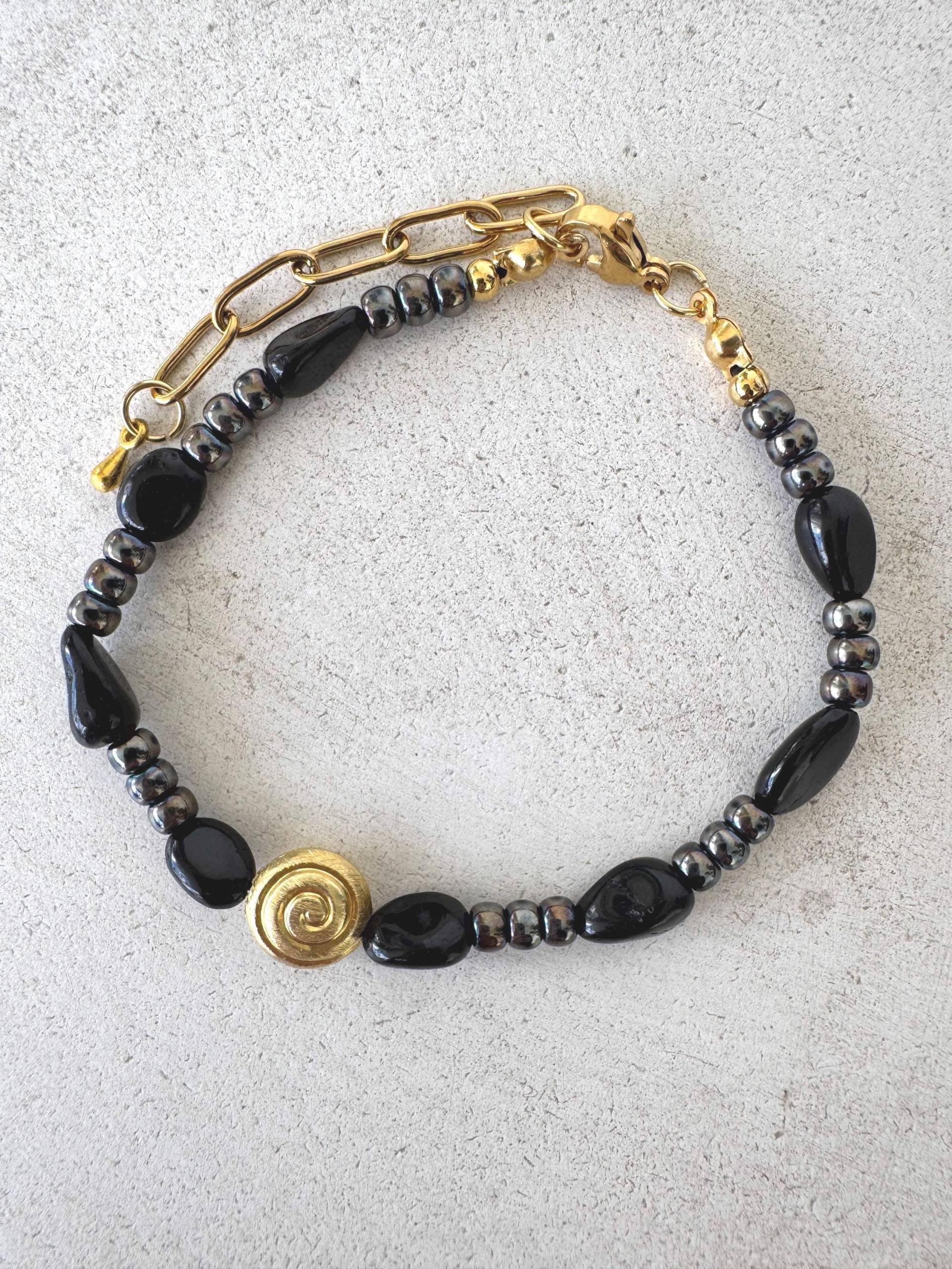 Armband Golden Snail | Perlenarmband Schwarz Gold Edelstein Schnecke Unikat Schmuck Elegant Vergoldet Geschenkidee Handmade von Perlengeschichten