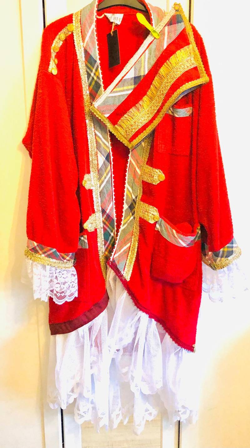 Karnevalskostüme Fasching Roter Mantel Im Gardestil Mit Rüschen Unisex Größe Xl Inklusive Passender Kappe von Perlenglut