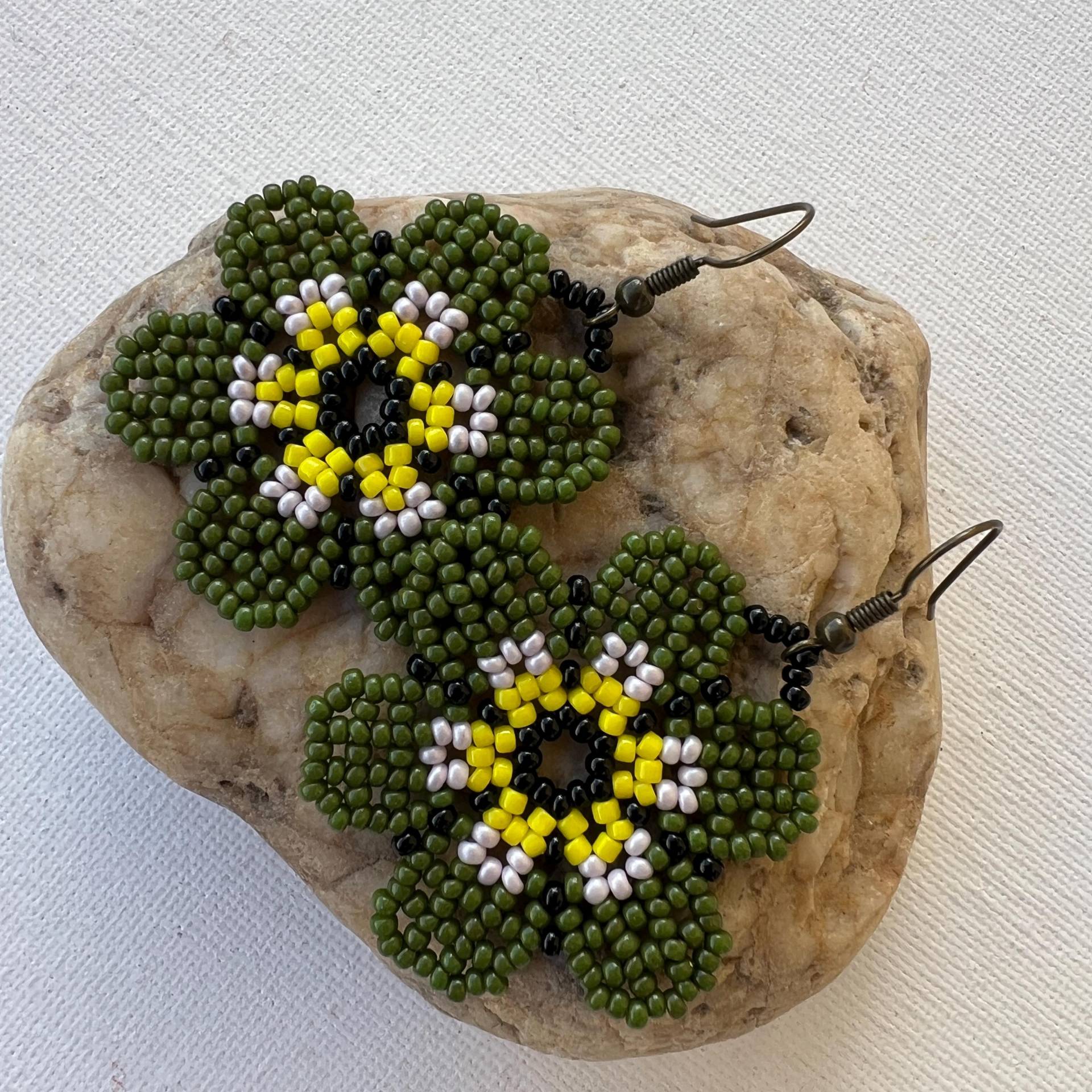 Hängeohrringe Aus Perlen Floral Ohrringe in Oliv Rosa Gelb Schwarz Blumen von Perlenharmonie