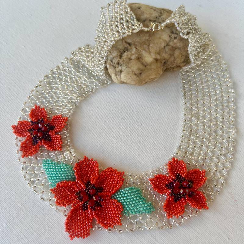 Halskette Blumen Bestickt Weiss Rot von Perlenharmonie