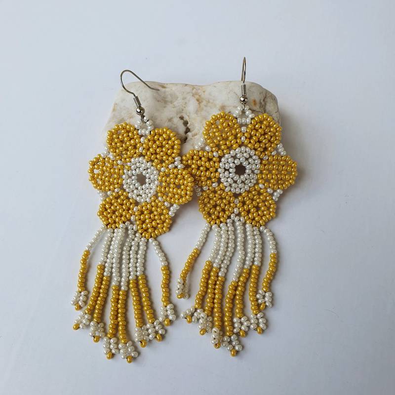 Lange Perlenohrringe Mit Fransen Beige Gelb von Perlenharmonie
