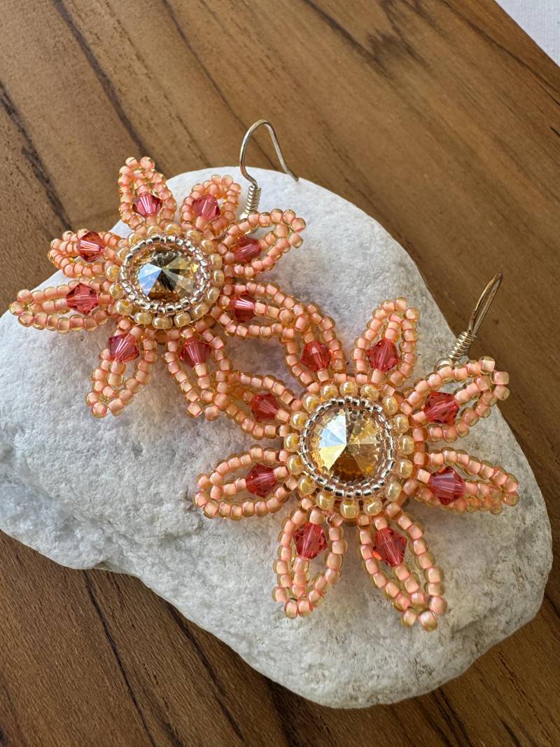 Ohrringe; Kristall Kristallperlen Gewebte Blumen Rocailles Ohrringe Corail Butterscotch von Perlenharmonie