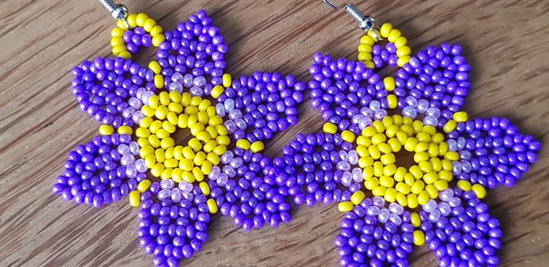 Ohrringe Kunst Huichol Lila Gelb von Perlenharmonie