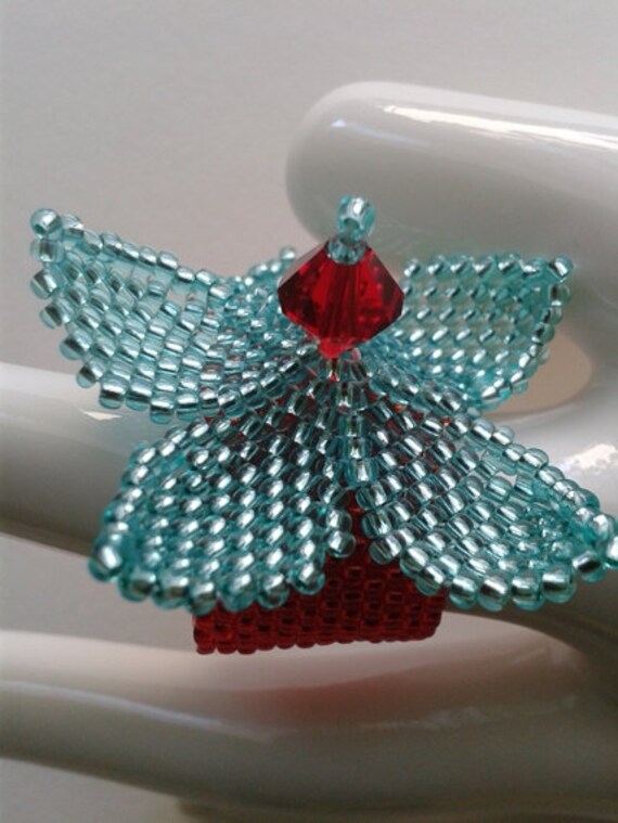 Perlen-Cocktail Ring-Meergrün-Rot Blumen Ring-Perlenblumenring - Handgefertigt Perlenring von Perlenharmonie