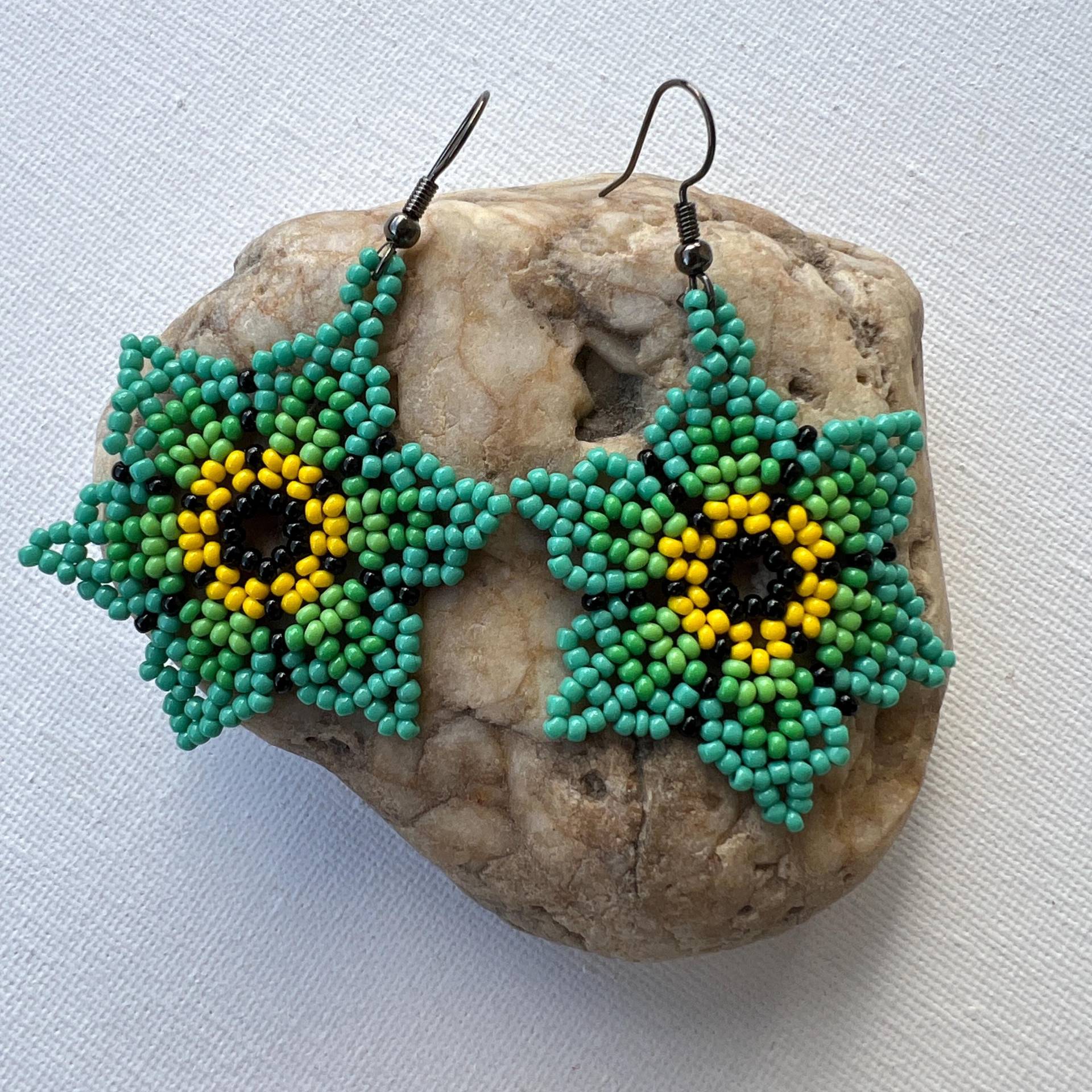 Perlen Ohrringe Hängeohrringe Blume in Türkis Grün Gelb Schwarz von Perlenharmonie