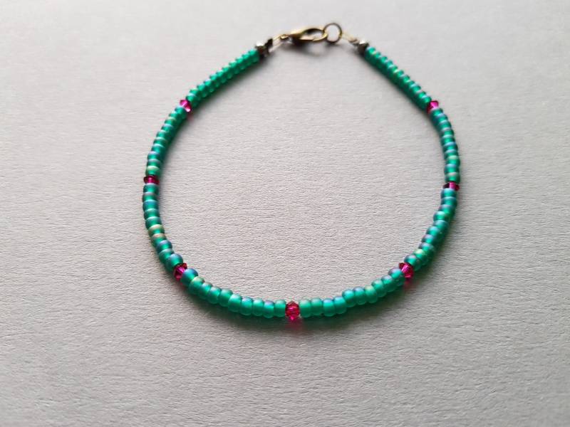 Perlenarmband/Swarovski Grün Iris Fuchsia; Kleines Perlenarmband Fuchsia von Perlenharmonie