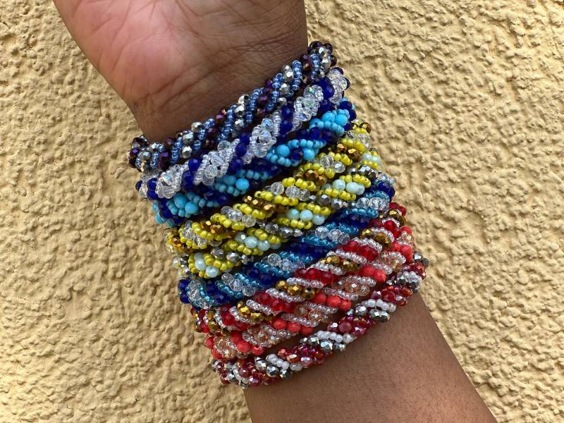 Perlenarmband Afrikanisch Spiral Gehäkelt Silber Dunkel Rot Weiss von Perlenharmonie