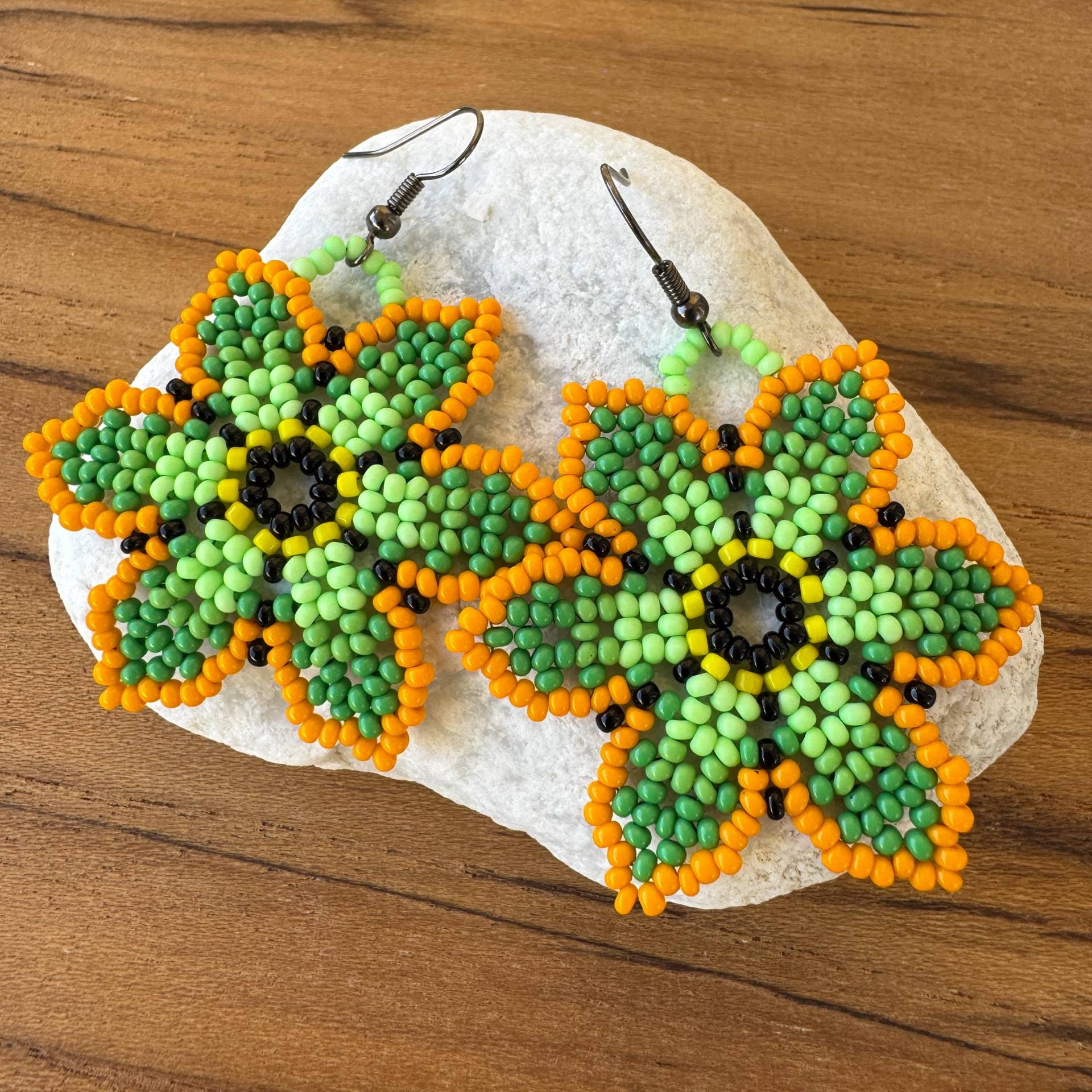 Perlenohrhänger; Haken Ohrringe; Blumen Ohrringe Grün Orange Gelb Schwarz von Perlenharmonie